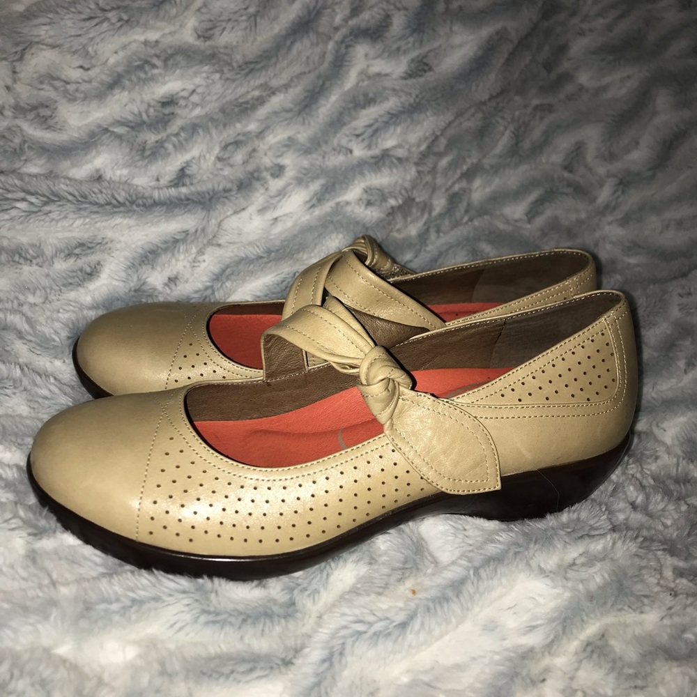 SOLD! Ainsley Women's Beige Leather Mary Jane Clogs Shoes Size 39